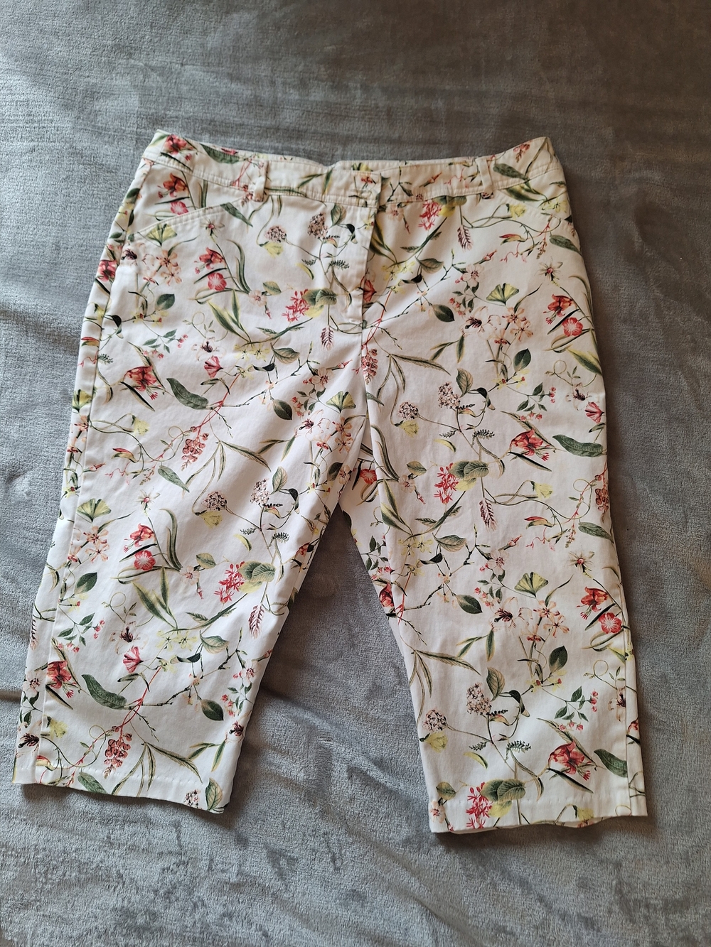 Reitmans White Floral Cropped Pants with Green & Pink Print